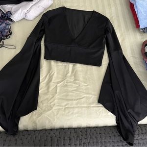 Small Black cropped top flowy sleeves